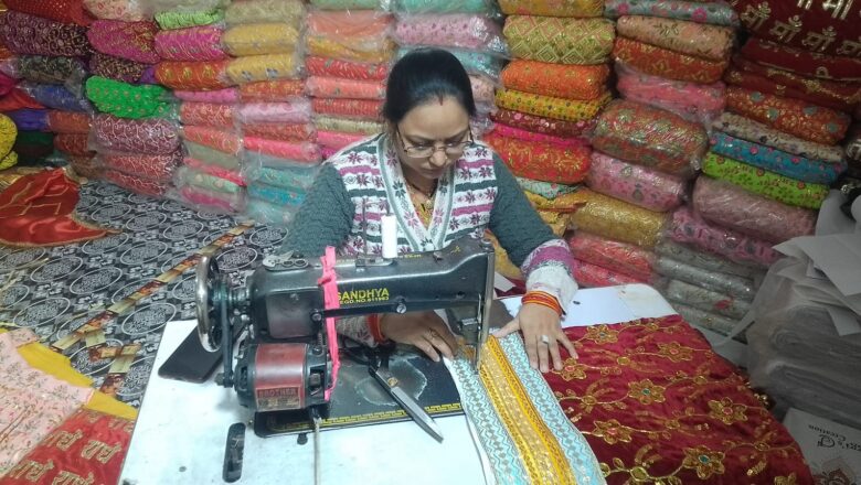 युवा उद्यमी योजना’ से बदली पूजा की किस्मत, देवी-देवताओं की पोशाकों से संवारा अपना भविष्य