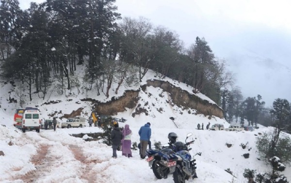 नेपाल के हिमालयी जिलों में भारी बर्फबारी और बारिश के कारण मतदान केंद्र बदलने की तैयारी