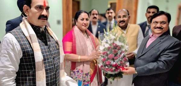 दिल्ली की मुख्यमंत्री रेखा गुप्ता दतिया पहुँचीं, पीताम्बरा पीठ में की पूजा- अर्चना