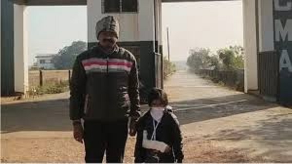 होमवर्क न करने पर 6 साल की बच्ची को टीचर ने ऐसा मारा थप्पड़ कि गिरने से टूटा हाथ