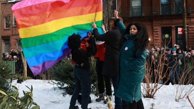 इस देश में खुलेआम किस करने पर दो महिलाएं गिरफ्तार… यहां समलैंगिकता है जघन्य अपराध!