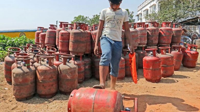 Budget से पहले 50 रुपये महंगा हुआ कॉमर्शियल गैस सिलेंडर, घरेलू के दाम में कोई बदलाव नहीं