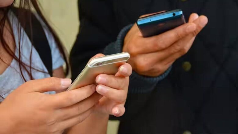 मोबाइल उत्पादन में नोएडा देश में नंबर वन… यहां बन रहे कई नामी कंपनियों के फोन…