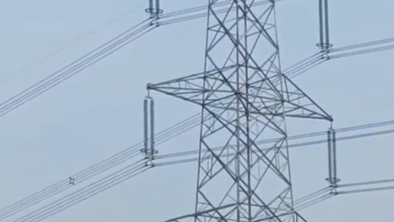 धान खरीद में देरी से किसान का सब्र टूटा, टावर पर किया प्रदर्शन