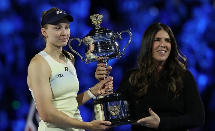 एलेना रायबाकिना का ऑस्ट्रेलियन ओपन 2026 में सबालेंका को हराकर खिताब जीतने का क्षण