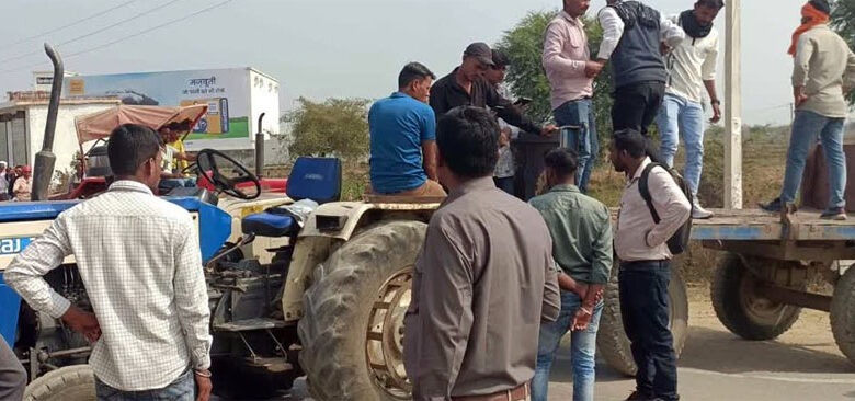 कवर्धा में किसानों ने गन्ने की कीमत और धान खरीद की मांग को लेकर चक्काजाम किया