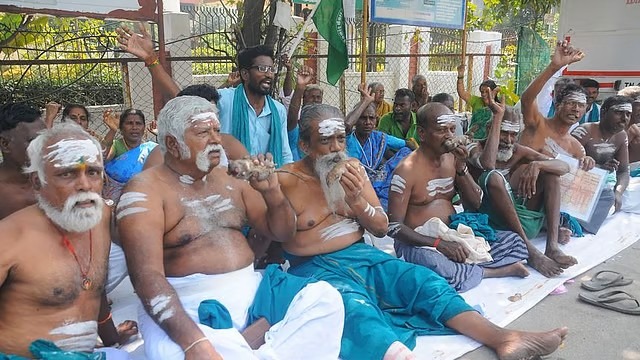 तमिलनाडु: किसानों ने सूखा राहत की मांग को लेकर मुंह में चूहा पकड़े प्रदर्शन किया