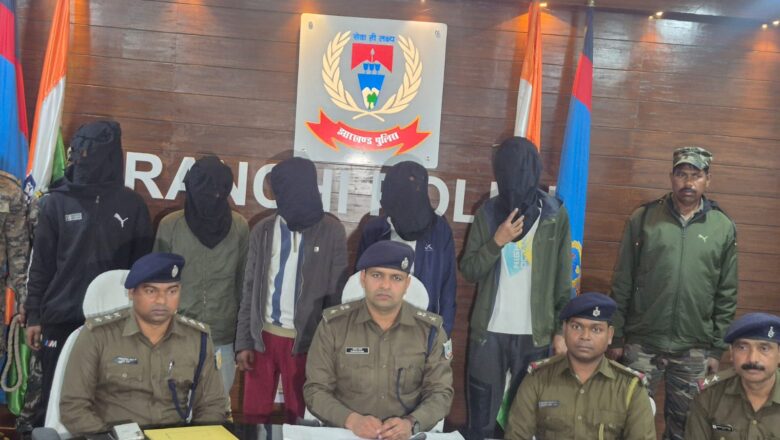 <strong>ब्राउन शुगर और हथियार के साथ पांच तस्करों को पुलिस ने पकड़ा</strong>