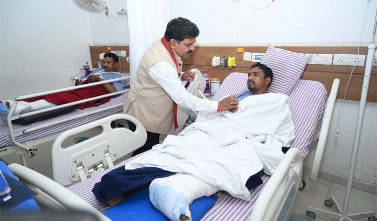 उपमुख्यमंत्री विजय शर्मा ने आईईडी विस्फोट में घायल जवानों से अस्पताल में मुलाकात की