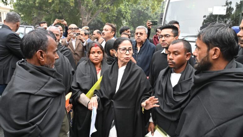 चुनाव आयोग पर ममता का बड़ा आरोप, भाजपा के इशारे पर कार्य कर रहा है