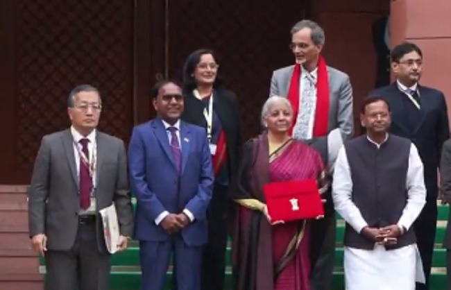 वित्तमंत्री सीतारमण ने संसद में बजट पेश करने के लिए किया राष्ट्रपति से संवाद