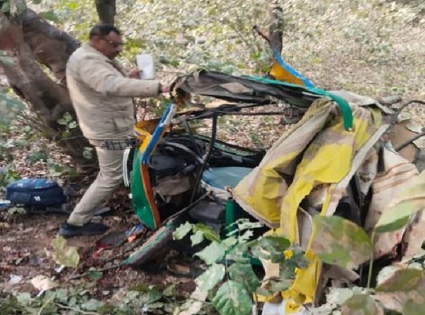 आगरा में कंटेनर की टक्कर से हुई दुर्घटना में पांच की मौत