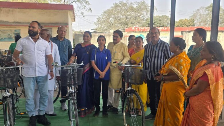 कोरबा में 26 बालिकाओं को सरस्वती साइकिल योजना के तहत मिली निशुल्क साइकिल