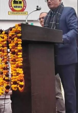 रेल कर्मचारियों ने उठाई मांगें, उग्र आंदोलन की चेतावनी दी