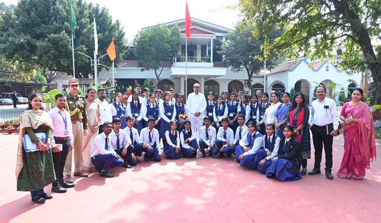 विद्यार्थियों ने लोकभवन की गतिविधियों का अवलोकन किया