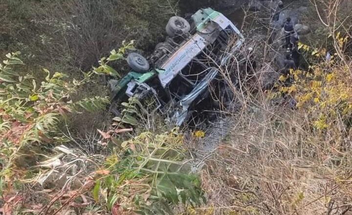 हिमाचल पथ परिवहन निगम की बस उत्तराखंड में खाई में गिरी, तीन की मौत और कई घायल