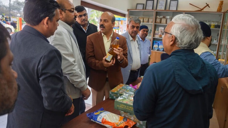 भारतीय कृषि अनुसंधान परिषद के महानिदेशक ने आईजीकेवी उत्पाद विक्रय काउंटर का किया निरीक्षण