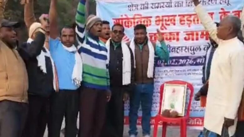 तुमड़ीबहार पुल के पास किसानों का सड़क जाम, नगरी-देवभोग मार्ग प्रभावित