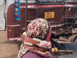 कटनी में तेज रफ्तार ट्रक ने बस को मारी टक्कर, सभी यात्री सुरक्षित रहे