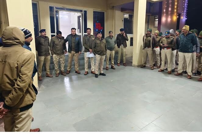 मंदसौर में रातभर पुलिस की कॉम्बिंग गश्त, संवेदनशील स्थानों पर सर्चिंग