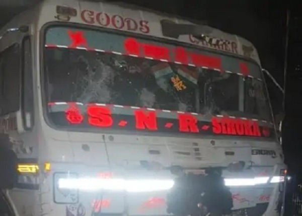 हाइवा ने बाइक सवार दो युवकों को कुचला, गुस्साए ग्रामीणों ने पुलिस पर किया पथराव