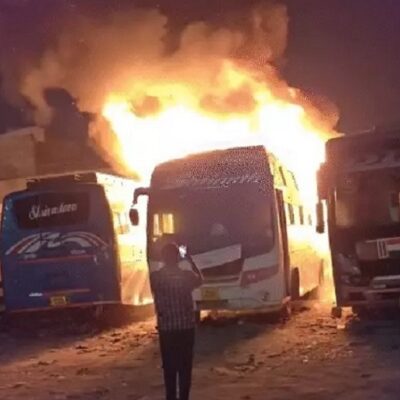 मप्रः इंदौर में पार्किंग में खड़ी तीन बसों में लगी भीषण आग