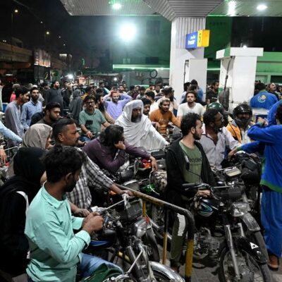 मिडिल ईस्ट संकट के बीच कई देशो ने बढ़ाए पेट्रोल-डीजल के दाम, भारत में अभी तक राहत