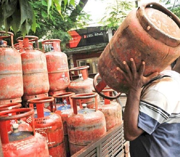 घरेलू गैस की आपूर्ति में कोई समस्या नहीं , जमाखोरों के विरुद्ध कड़ी कार्रवाई होगी