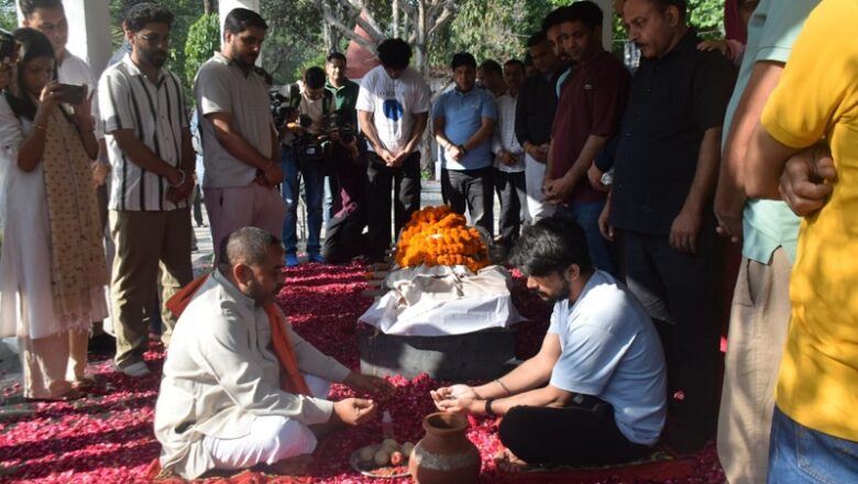 हरीश की 13 साल के संघर्ष की जंग खत्म… दिल्ली के ग्रीन पार्क में हुआ अंतिम संस्कार, नम आंखों से दी गई अतिम विदाई