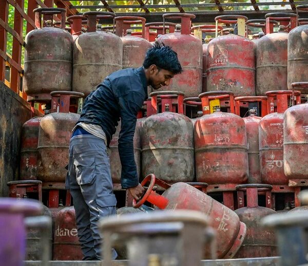 ईरान युद्ध के कारण देश में तेल और गैस की सप्लाई प्रभावित… जानें कैसे पूरी होगी जरूरतें?