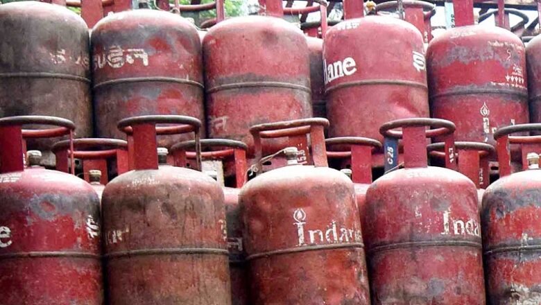 होली से पहले महंगा हुआ कॉमर्शियल LPG सिलेंडर… घरेलू गैस के दाम में कोई बदलाव नहीं