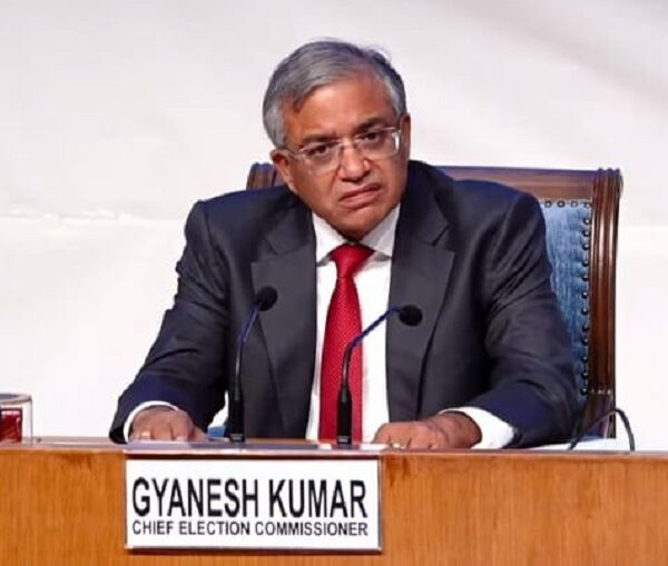 संसद में आज मुख्य चुनाव आयुक्त के खिलाफ महाभियोग प्रस्ताव का नोटिस देने की तैयारी