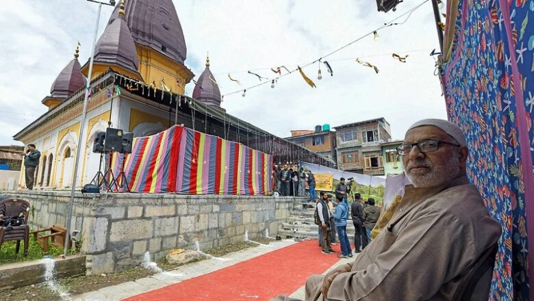 घाटी से सौहार्द्रपूर्ण तस्वीर… 36 साल बाद इस मंदिर में हुई रामनवमी पूजा, हिन्दुओं का साथ मुस्लिमों ने भी बढ़-चढ़कर लिया भाग