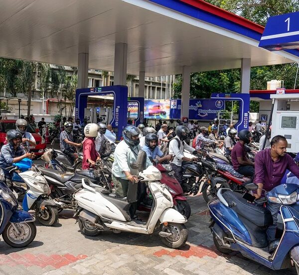 Crude Oil के दाम आसमान पर, लागत बढ़ने से तेल कंपनियों का मुनाफा घटा… बढ़ सकती है पेट्रोल-डीजल की कीमत!