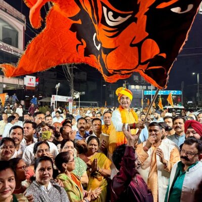 भोपालः हिंदू नववर्ष के स्वागत में प्रभात चौराहे पर लहराया विशाल भगवा झंडा, हुई भव्य आतिशबाजी
