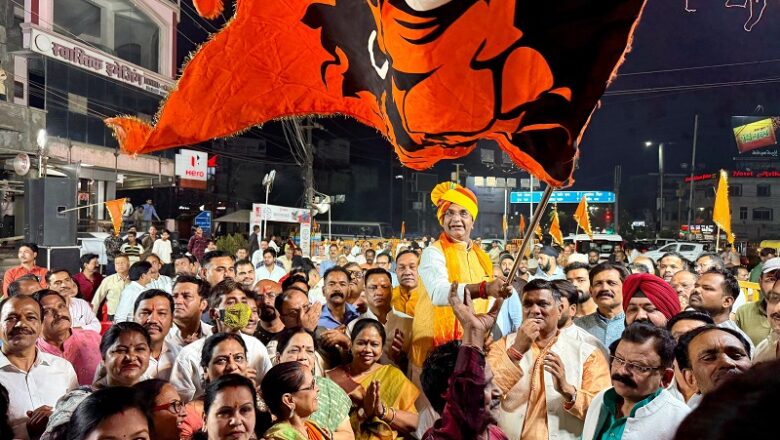 भोपालः हिंदू नववर्ष के स्वागत में प्रभात चौराहे पर लहराया विशाल भगवा झंडा, हुई भव्य आतिशबाजी