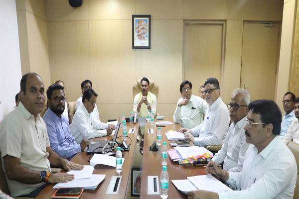 सिंचाई परियोजनाओं को निर्धारित समय अवधि में पूरी गुणवत्ता के साथ पूर्ण करें : मंत्री सिलावट
