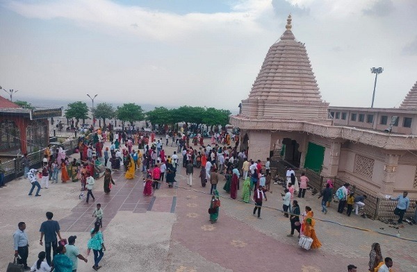 सलकनपुर मंदिर परिसर में सुचारू रूप से संचालित हो रही हैं सभी व्यवस्थाएं