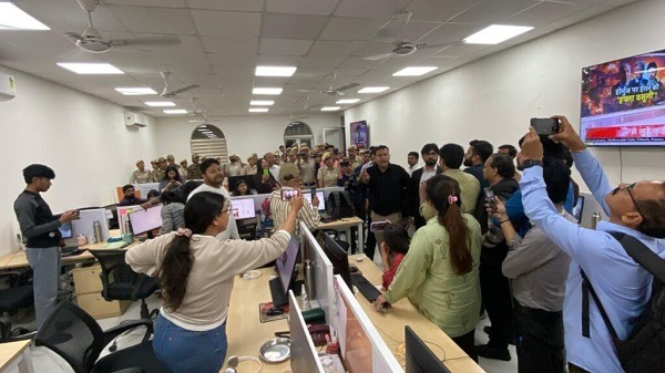 समाचार एजेंसी यूएनआई के मुख्यालय से पत्रकारों-कर्मचारियों को पुलिस ने बलपूर्वक बाहर निकाला, परिसर सील