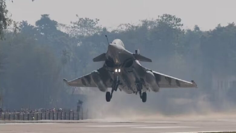 आधी रात को पुणे एयरपोर्ट पर फाइटर जेट की हार्ड लैंडिंग….अस्थाई रूप से बंद करना पड़ा रनवे