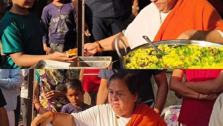 MP: उमा भारती ने दुकानदारों को हटाने का किया अनोखा विरोध, हाथ ठेले पर बेचे पोहा-जलेबी