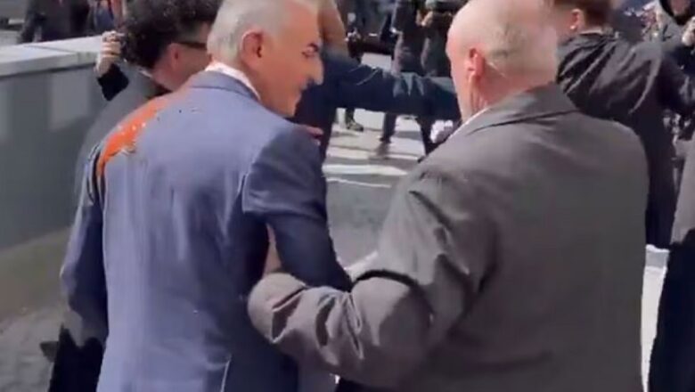 बर्लिन में ईरान के निर्वासित क्राउन प्रिंस रेजा पहलवी पर हमला… पीठ पर फेंका लाल तरल पदार्थ