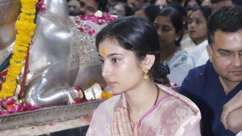 महाकाल मंदिर पहुंचीं अभिनेत्री सारा अर्जुन, मां के जन्मदिन पर लिया आशीर्वाद, भस्म आरती में हुईं शामिल