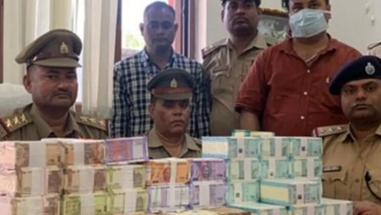 UP: दो बैगों में भरी थीं नोटों की गड्डियां… GRP ने ट्रेन से 16 लाख रुपये के साथ युवक को दबोचा