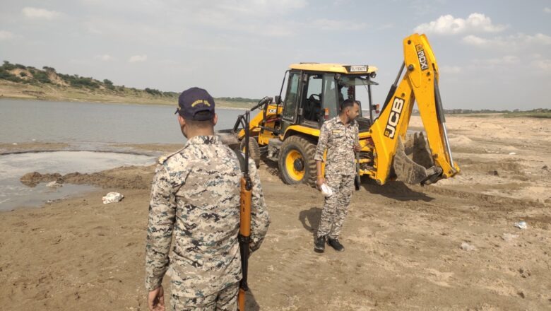 नदी की तलहटी से खनन कर वाहन सडक़ों पर कर रहे रेत का परिवहन