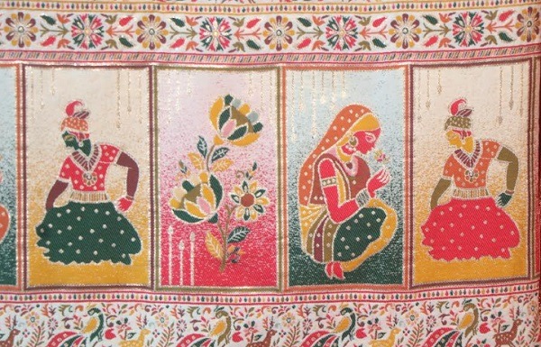 भोपाल में “सिल्क एक्सपो ” प्रदर्शनी में दिख रही पीढ़ियों तक चलने वाली शाही साड़ियां