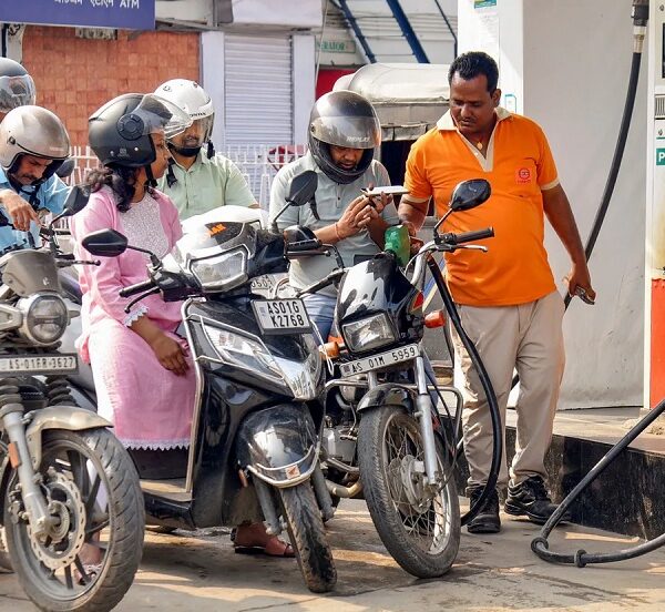 ईरान युद्ध से भड़के तेल के दाम… जानें दुनिया में कहां मिल रहा सबसे सस्ता पेट्रोल-डीजल?