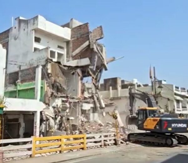 MP: उज्जैन में फिर गरजा प्रशासन का बुलडोजर… महाकाल मंदिर मार्ग में बाधा बनी 5 इमारतें जमींदोज