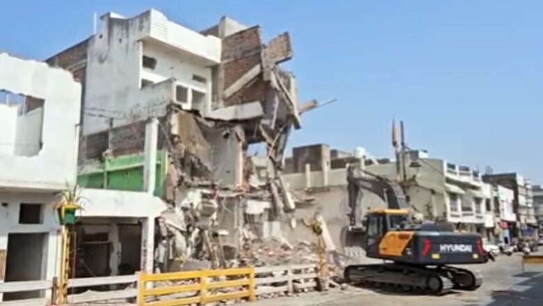 MP: उज्जैन में फिर गरजा प्रशासन का बुलडोजर… महाकाल मंदिर मार्ग में बाधा बनी 5 इमारतें जमींदोज