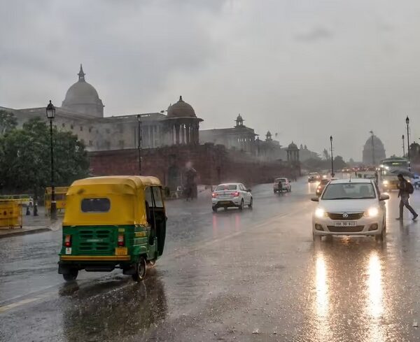 भीषण गर्मी के बीच झमाझम बारिश से दिल्ली का मौसम हुआ सुहाना… आज इन राज्यों में अलर्ट